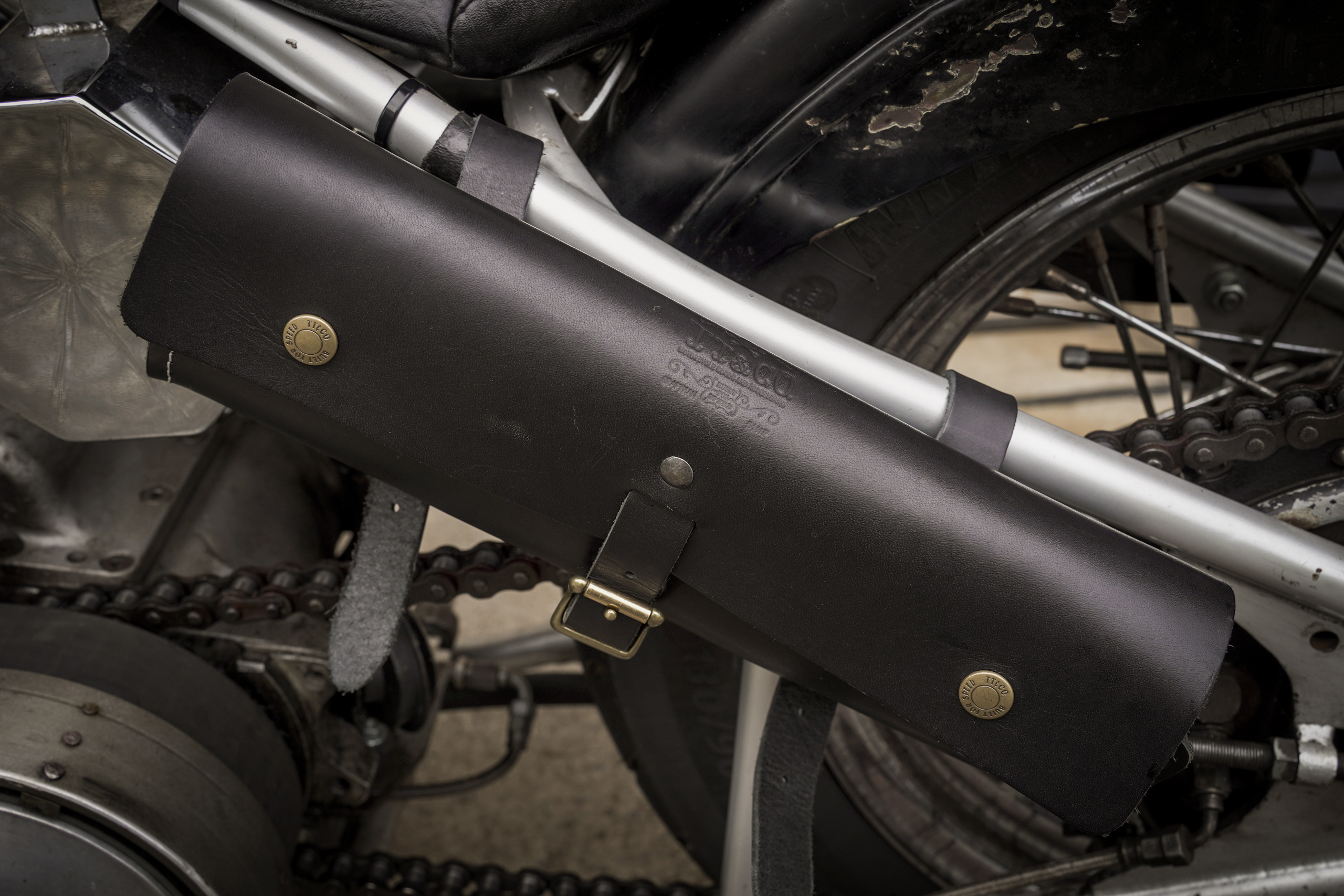 旧車乗りのもしもに備えるロングツールバッグはバイクに装着できて工具