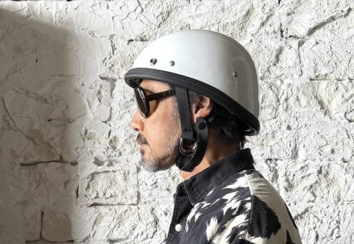 LYNCH SILVERSMITHとTT＆CO.が現代に復刻するヘルメットはシルバー